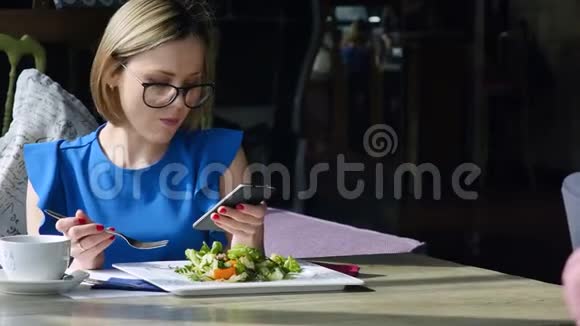 美丽的女人在午餐时休息坐在咖啡馆里商务午餐4k视频的预览图