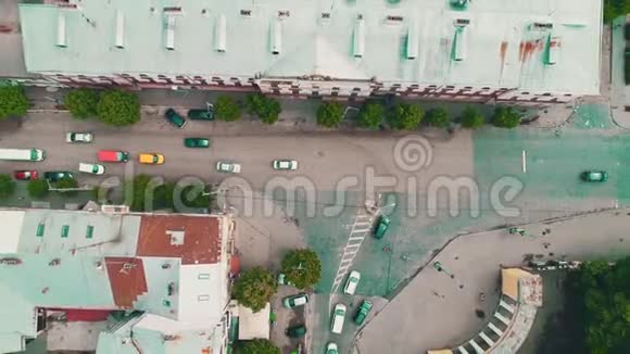 城市交通公园街十字路口的无人视野4K视频的预览图