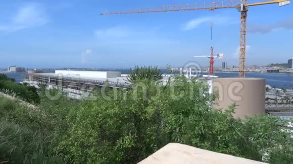 安哥拉罗安达湾建筑起重机俯视图视频的预览图