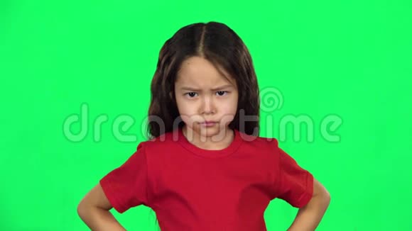 小女孩在绿色背景上表现出情感惩罚慢动作视频的预览图