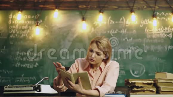 妇女学习课程在学校学习的女学生在餐桌上孩子们教育回到学校学习视频的预览图