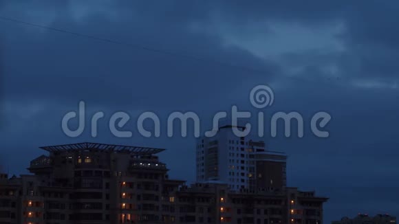 乌云笼罩着房屋天空背景视频的预览图
