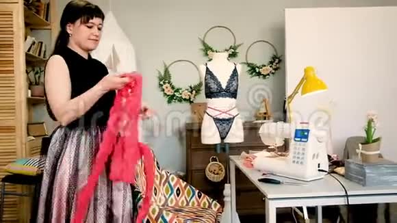 女裁缝在缝纫室缝制蕾丝性感内衣视频的预览图