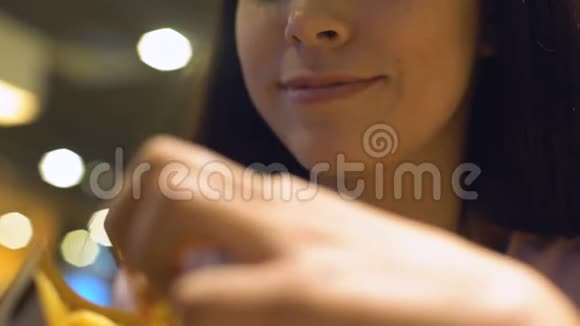 女生咀嚼炸薯条特写快餐生成肥胖视频的预览图