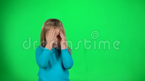 小漂亮的女孩用手遮住她的脸慢动作视频的预览图