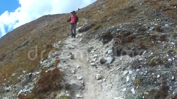 在喜马拉雅山乡村地区徒步旅行的年轻人视频的预览图