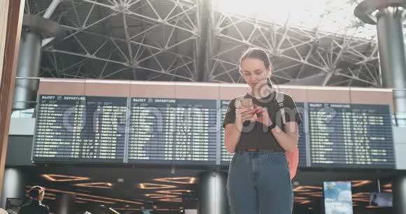 站在机场的年轻美女写了一封信视频的预览图