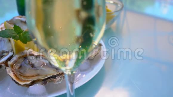 香槟的气泡在玻璃杯中上升到顶部视频的预览图