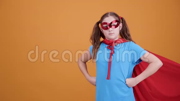 超级英雄少女举起手准备起飞视频的预览图