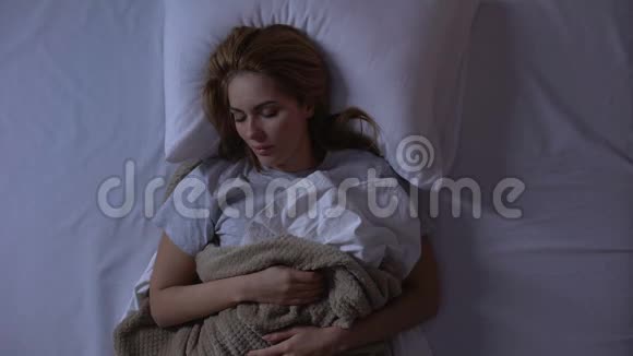 美丽的女人在舒适的骨科床上睡得健康强壮视频的预览图