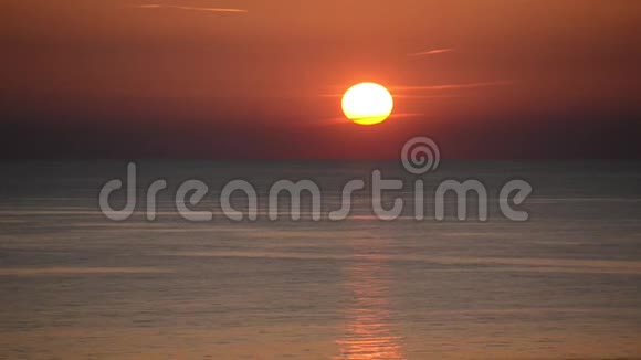 海上浪漫日落太阳下山了美丽而令人惊叹的日落在橙色的天空中越过大海异国情调视频的预览图