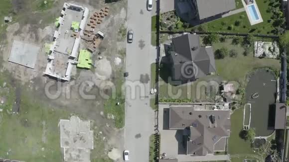 从空中射击拥有游泳池足球场海滩和湖泊的豪华别墅4K慢慢视频的预览图