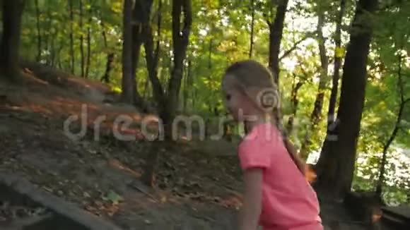 小女孩独自走公园视频的预览图