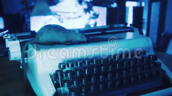 老式打字机的特写镜头手动打字机古董打字机旋转视频的预览图