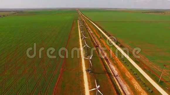 风电场在绿色的田野中间视频的预览图