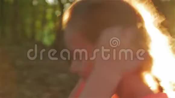 一个小女孩走公园视频的预览图