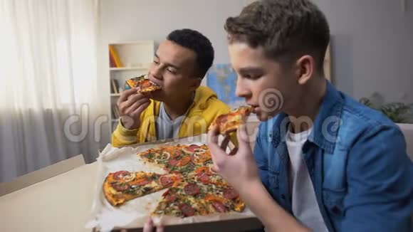 非裔美国人和欧洲青少年朋友喜欢吃比萨饼不健康的食物视频的预览图
