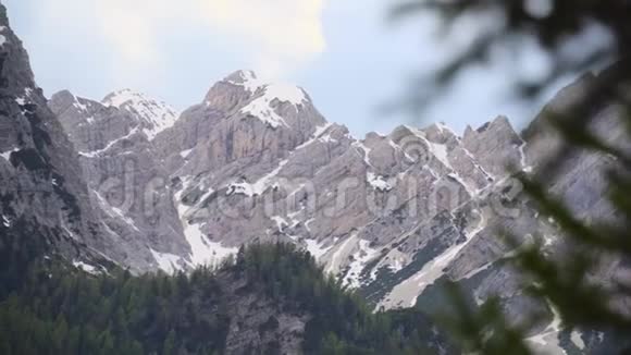 雪山的怪诞焦点视频的预览图