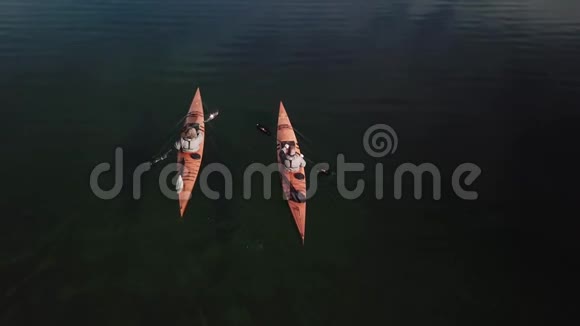 两个成年人皮划艇的无人机镜头视频的预览图