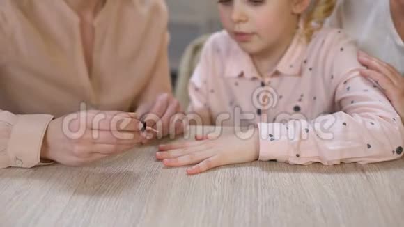 年轻母亲为女儿修指甲花时间在一起女性休闲视频的预览图
