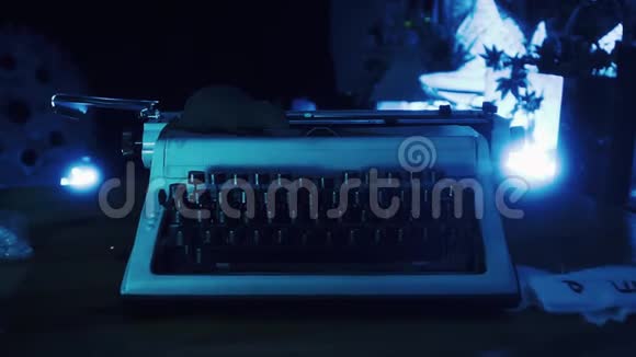 老式打字机的特写镜头手动打字机古董打字机旋转视频的预览图