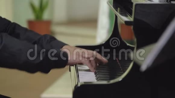 乐手快速弹钢琴FDV视频的预览图