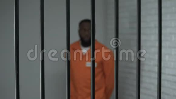 非裔美国囚犯与监狱看守达成协议监狱腐败视频的预览图