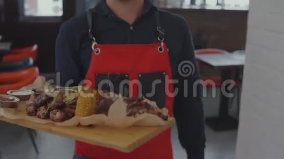 餐馆里拿着肉盘子的侍者视频的预览图