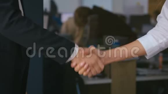 女性商业伙伴握手特写视频的预览图