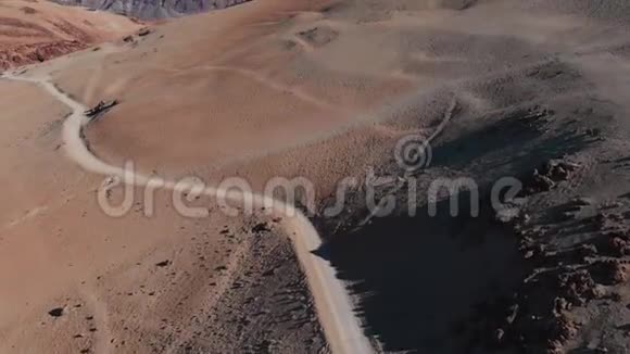 空中飞行去火山沙子和山上一条小径的旅行路线没有人视频的预览图