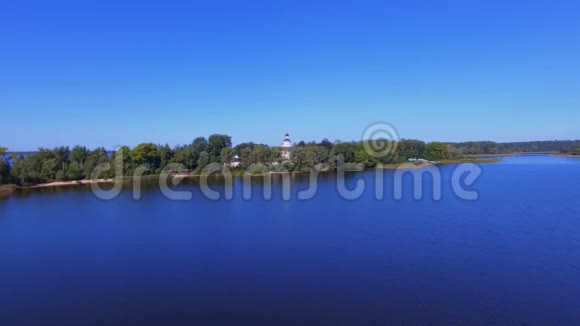 俄罗斯塞利格湖水面峭壁和修道院的鸟瞰图视频的预览图