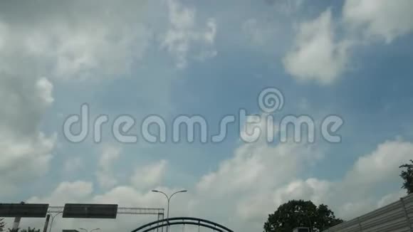 汽车沿着道路行驶相机抬头看天空云彩标志和一座桥在框架中移动4K慢慢视频的预览图