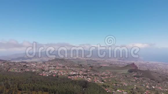 空中静态景观山谷和远山云和海洋特内里费西班牙视频的预览图