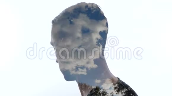 忧郁的人和天空中的云的肖像双重论述视频的预览图