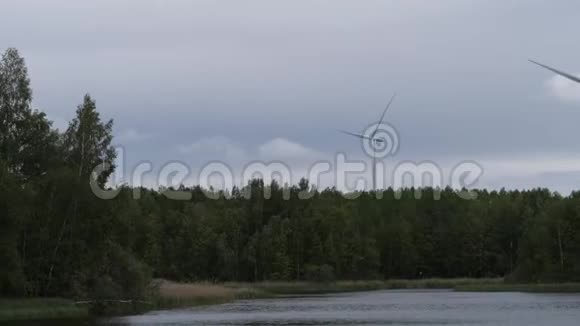 从风车上的摄像机到风车上的全景图都站在湖面的自然风光上4K慢Mo视频的预览图