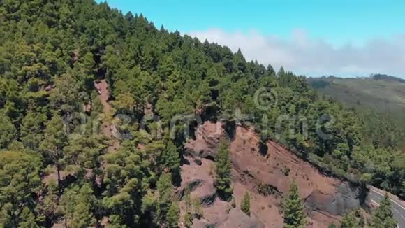 从火山熔岩切割岩石中可以看到空中的山景视频的预览图