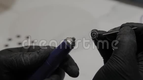 专业的美甲师将一个尖端插入一个特殊的指甲油去除剂视频的预览图
