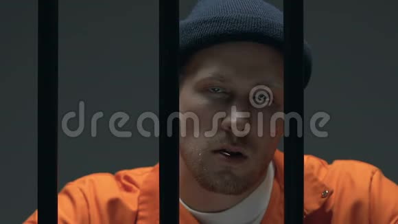 有自信的强盗在监狱里嚼牙签黑帮头目视频的预览图
