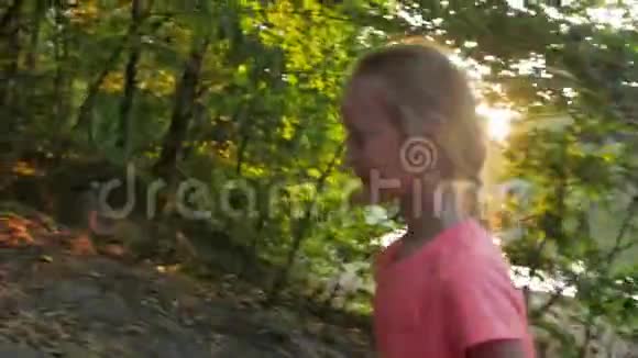 小女孩独自走公园视频的预览图