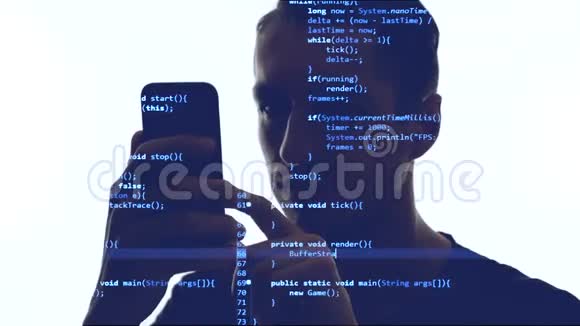 黑客使用带有蓝色代码的智能手机的双重曝光智能手机男程序员双重阐述视频的预览图