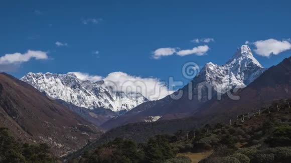 在阳光明媚的日子里阿玛达布拉姆和珠穆朗玛峰尼泊尔喜马拉雅山视频的预览图