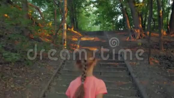 一个小女孩在公园散步视频的预览图