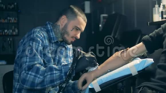 一个男人在假肢上纹身仿生设备视频的预览图