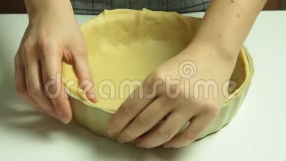烤苹果派的食物造型和烹饪视频的预览图