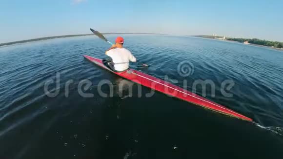 一个人正划着独木舟渡过湖视频的预览图
