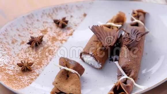 巧克力俄式薄饼布里尼和凝乳馅在盘子里穿着巧克力的衣服特写镜头视频的预览图