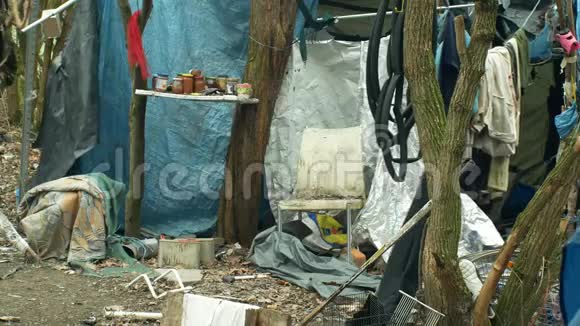 捷克共和国奥洛莫尤克2019年1月2日无家可归的犹太人聚居区木制塑料箔帐篷建筑巢穴人视频的预览图