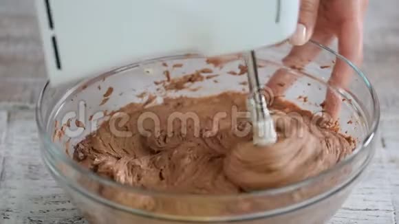 在白色背景的玻璃碗里混合巧克力面团家常菜视频的预览图