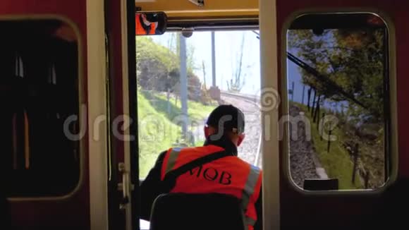 山地火车司机窄轨高轮旅游列车在山区行驶瑞士阿尔卑斯山视频的预览图