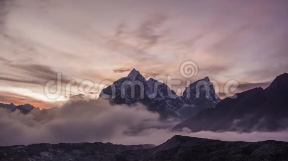 日落时的塔波切和乔拉特山尼泊尔喜马拉雅山视频的预览图
